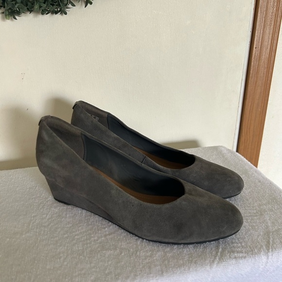 Clark's Gray Suede Wedges Size 9 1/2 W - Picture 1 of 10